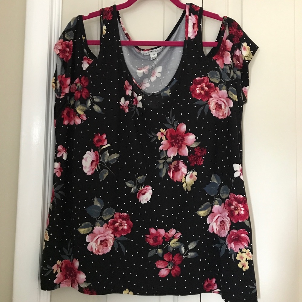 🌷Pretty rose print cold shoulder top